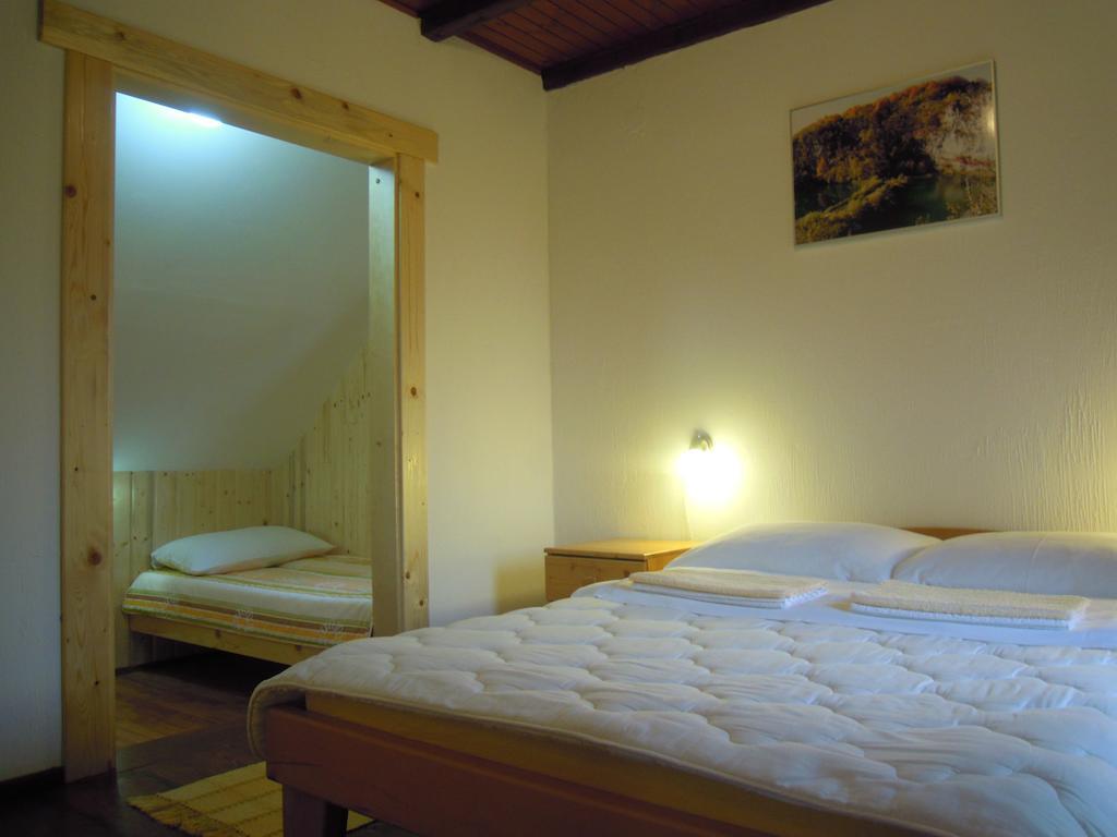 Wooden House Nela Near Plitvice Lakes Smoljanac Szoba fotó